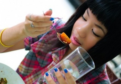 چرا نوشیدن آب همراه غذا درست نیست؟