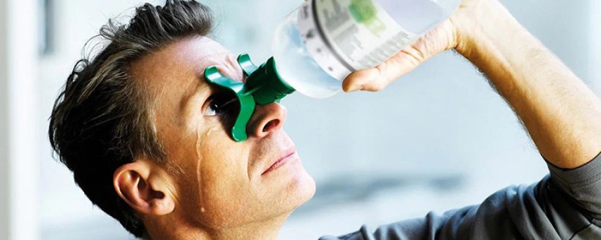 بهترین محلول شستشوی چشم چه ویژگی هایی دارد و تفاوت آن با قطره چشمی چیست؟
